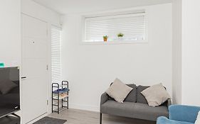 Dumfries Guest Room In Vancouver
